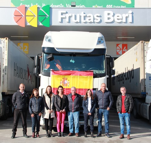 Imagen del tráiler antes de emprender el viaje. En la imagen figuran el dueño de la empresa, José Antonio Casanova, (5 por la izquierda) y la alcaldesa de Beniel, Mari Carmen Morales, (4 por la izquierda)