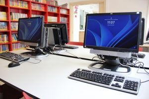 Renovación Equipos Centro Cultural - En la imagen aparecen los ordenadores renovados de la Biblioteca