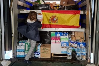 Tráiler repleto de ayuda humanitaria, antes de su partida desde la sede de Frutas Beri