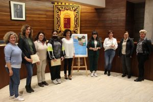 Los miembros del jurado, los participantes y ganadores del II Concurso de Microrrelatos posan en una foto de familia