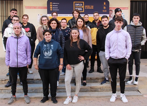 Foto de grupo para dar la bienvenida al alumnado del programa mixto de empleo y formación