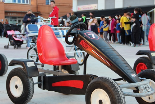 Imagen del Game Show a punto de empezar. Se aprecian los carts a pedales y de fondo los participantes en el evento