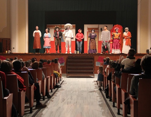 Imagen del fin del musical, con todo el elenco de actores y actrices cantando la última canción y despidiéndose del público