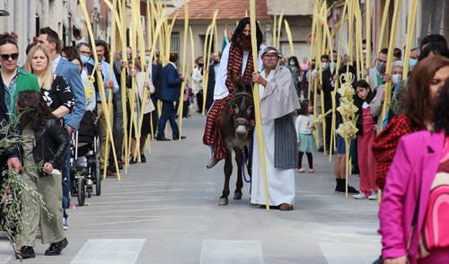 En la imagen se recrea la entrada de Jesucristo a Nazaret, entrando en burrico y acompañado de fieles portando palmas . Imagen tomado el Domingo de Ramos en Beniel