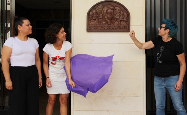 Momento en el que la alcaldes y la autora destapan la placa identificativa del centro de la mujer