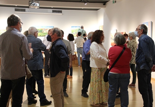 Imagen de la inauguración la exposición Vivencias en color de María Dolores Coll Magaña