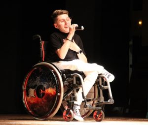 Jose Manuel Robles durante su actuación en la I Gala Solidaria por la Osteogénesis Imperfecta