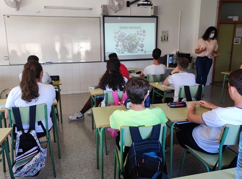 Las psicólogas imparten el taller de salud mental en el Colegio Concertado Azalea