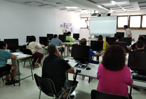 Imagen del desarrollo del curso de manipulador de alimentos en el aula de formación del Centro Cultural