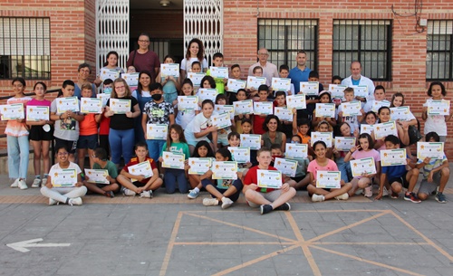 Foto de los grupos que han participado en los talleres contra el acoso escolar. Todos posan con los diplomas