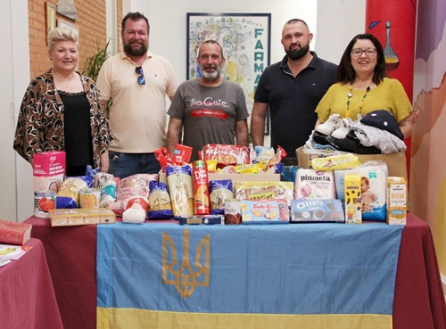 Momento de la entrega de donaciones a la Asociación de Ucranianos en Beniel