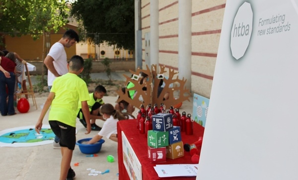 Jóvenes participando en la escape room organizada por HTBA