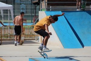 Un joven practica un truco en el skate park Beniel