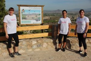 La alcaldesa, la concejal de Participación y la dinamizadora comunitaria visitan el mirador de la fuentecica