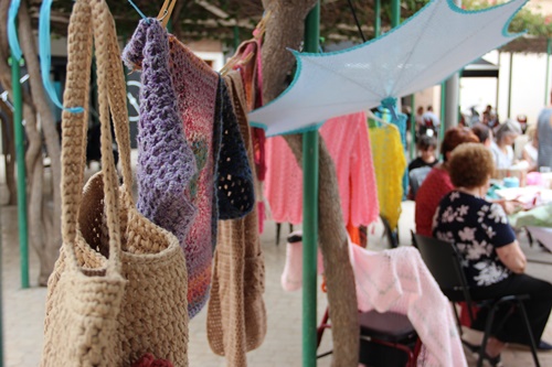 Algunas prendas elaboradas por participantes de la jornada para visibilizar el día mundial de tejer en público