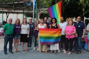 Representantes de la Corporación Municipal y de EPENTICA posan en el inicio del acto del orgullo
