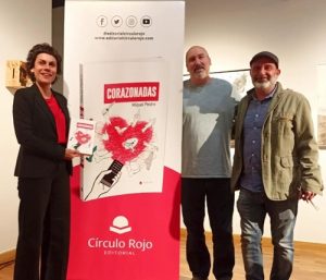 La alcaldesa, Mari Carmen Morales, el guionista y escritor, Miquel Peidro, y el concejal de Cultura, Antonio Navarro, durante la presentación del libro ´Corazonadas´