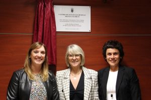 Susana Figueroa, Nieves Celdrán y Mari Carmen Morales con la nueva placa identificativa del centro