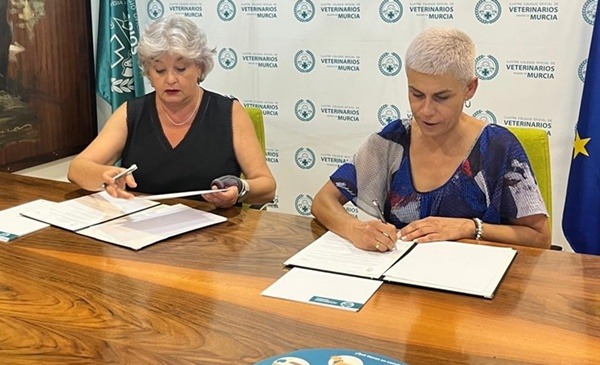 La alcaldesa, Mari Carmen Morales, firma un nuevo convenio con el Colegio de Veterinarios