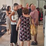 La alcaldesa charla con usuarios de la piscina en la nueva zona de gimnasio