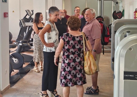La alcaldesa charla con usuarios de la piscina en la nueva zona de gimnasio